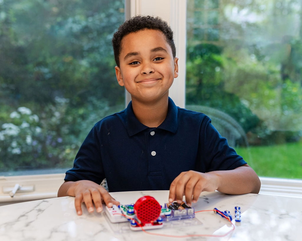 Snap Circuits® FM Radio | Electronic Science Kit | STEM Educational T