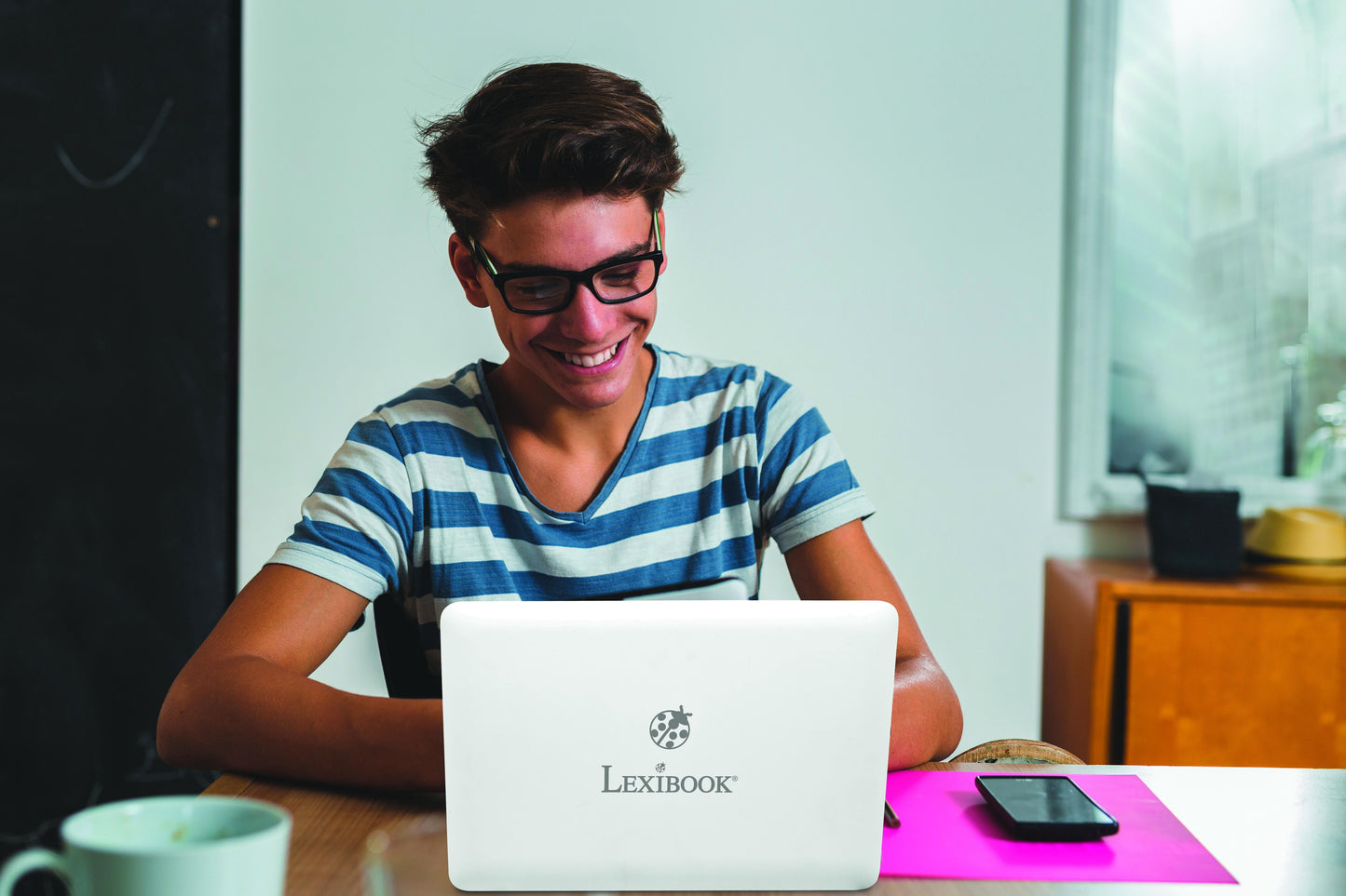 LAPTAB® 10 : Android-powered laptop with 10" touch screen for the who